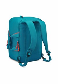 Mochila rectangular en color teal con correas de hombro acolchadas, bolsillos laterales y acentos en color coral. Fabricada con un tejido texturizado y cuenta con un cierre de cremallera.