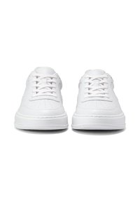 Weiße Leder-Sneaker mit glatter Textur, runder Zehenform und flachen Schnürsenkeln. Perforierte Details an der Zunge und an den Seiten, Gummilaufsohle.
