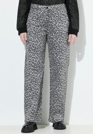 Pantaloni larghi grigi con una trama a macchie di leopardo nera, dotati di chiusura con bottone, passanti per cintura e tasche laterali. Tessuto testurizzato.