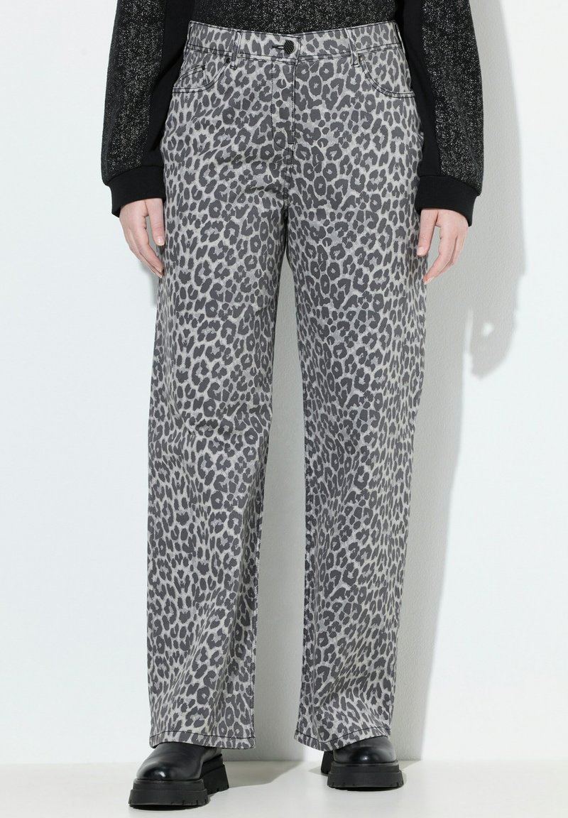 Pantaloni larghi grigi con una trama a macchie di leopardo nera, dotati di chiusura con bottone, passanti per cintura e tasche laterali. Tessuto testurizzato.