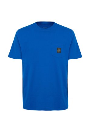 Blauwe katoenen T-shirt met korte mouwen, ronde hals en een zak met een zwart label met een grafisch ontwerp. Gladde textuur.