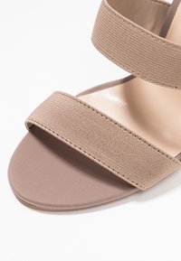 Public Desire Sandali con tacco - taupe