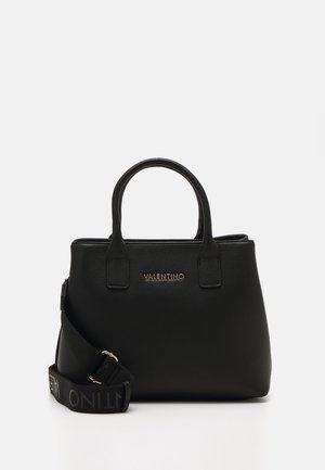 Bolso de cuero negro con dos asas superiores, una correa desmontable y un acabado texturizado. Cuenta con un logotipo de "Valentino" en el frente.