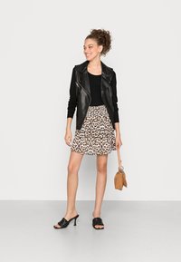 ONLY ONLANN STAR LAYERED SMOCK SKIRT - Saia evasé - brown/multi coloured