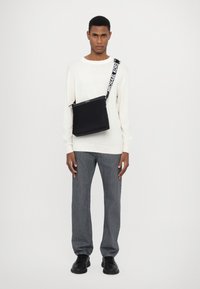 Michael Kors XBODY UNISEX - Borsa a tracolla - black