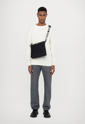 Michael Kors XBODY UNISEX - Sac bandoulière - black