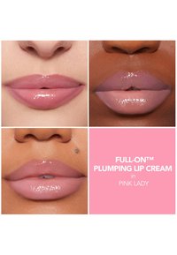 Trzy pary ust prezentujące krem do ust "Pink Lady": jasnoróżowy u góry po lewej, delikatny mauve u góry po prawej oraz rumieniec na dole, wszystkie błyszczące.