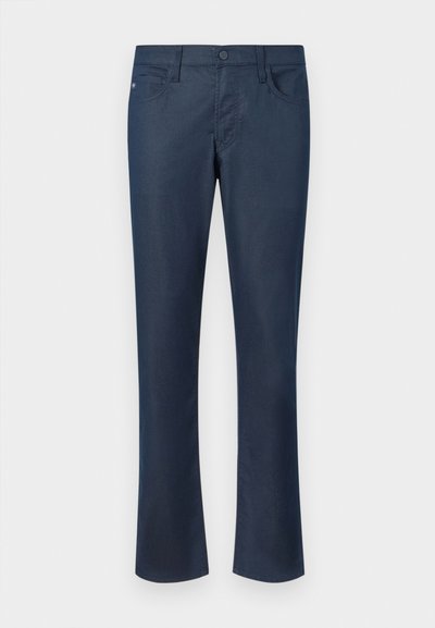 Calças de ganga azul marinho com um design de perna reta, estilo de cinco bolsos e fecho frontal de botão. Textura suave com detalhes de costura mínimos.
