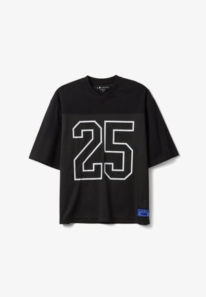 Maillot de sport noir à manches courtes en tissu mesh, numéro 25 contouré de blanc sur le devant, col rond, et une petite étiquette bleue près de l'ourlet.