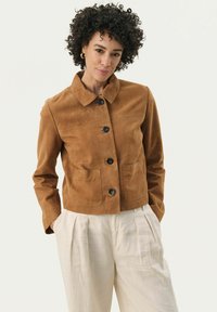 Bruine suède cropped jack met een puntenkraag, een sluiting met knopen aan de voorkant, twee zakken en zichtbare stikdetails.