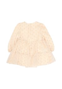 Vestido largo de manga larga en rosa bebé con volantes en capas y un sutil patrón floral, cierre de botones en la parte posterior y puños elásticos fruncidos.