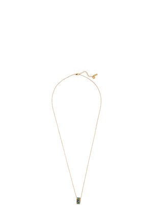 Collier en chaîne dorée avec un petit pendentif rectangulaire présentant des accents de motifs multicolores. La chaîne a une longueur réglable.