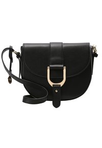 Sort faux læder crossbody taske med en buet form, guld hardware, klaplukning og justerbar rem. Har en spænde detalje på forsiden.