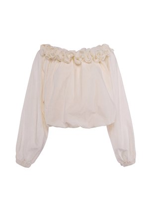 Blusa bianca sporca a maniche lunghe con polsini elastici e scollo volant a spalle scoperte, con vestibilità ampia e raccolta.