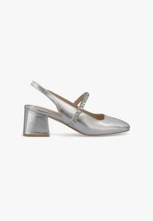 Scarpa slingback in metallo argentato con punta a forma di freccia, tacco quadrato chunky e una fibbia decorata con strass trasparenti. Texture liscia.