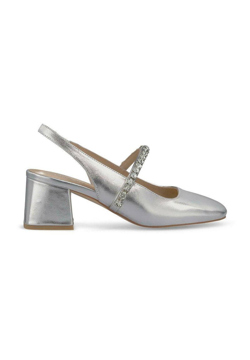 Scarpa slingback in metallo argentato con punta a forma di freccia, tacco quadrato chunky e una fibbia decorata con strass trasparenti. Texture liscia.