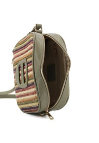 Borsa intrecciata testurizzata con corpo in pelle sintetica color khaki, caratterizzata da strisce multicolori, zip dorata e una tasca interna.