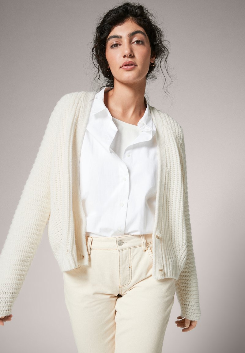 Damen Strickjacken | comma casual identity LOOSE FIT Strickjacke offwhite/weiß - RS99064 Damen Strickjacken | comma casual identity LOOSE FIT Strickjacke offwhite/weiß - RS99064