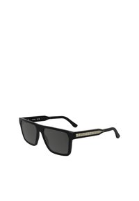 Ochelari de soare negri cu lentile pătrate. Suporturile negre texturate au un inserat decorativ de o culoare deschisă. Finisaj mat cu accente verzi.