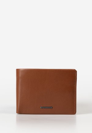 Bruine leren portemonnee met een gladde textuur, rechthoekige vorm en een zilveren merklogo aan de onderkant van de voorkant. Minimalistisch ontwerp.