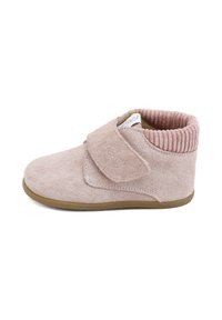 Botín de ante rosa con un cuello acanalado y una correa de Velcro. Textura suave y suela de goma marrón para agarre y comodidad.