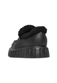 Sneaker nera in pelle con superficie texturizzata e fodera soffice, dotata di una solida suola in gomma rigata per maggiore supporto e comfort.