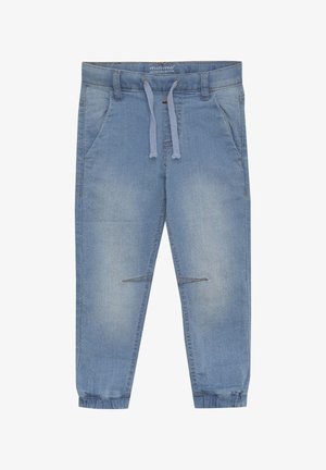 Joggers de denim azul claro con cintura elástica y cordones, bolsillos laterales y tobillos con puños. Sutiles acentos descoloridos y costuras.