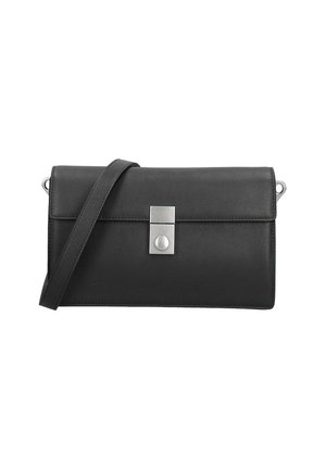 Borsa a tracolla in pelle nera con chiusura a patta, hardware metallico e tracolla regolabile. Texture liscia e design minimalista.