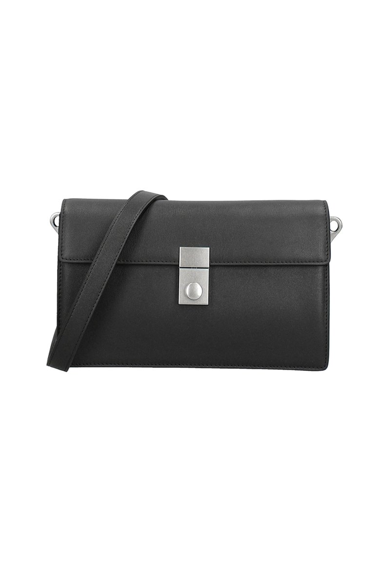 Borsa a tracolla in pelle nera con chiusura a patta, hardware metallico e tracolla regolabile. Texture liscia e design minimalista.