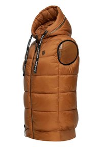 Gilet rembourré marron avec un col haut, poches à fermeture éclair sur les côtés et cordons de serrage ajustables. Il dispose d'une emmanchure arrondie et d'un logo en détail sur le devant.