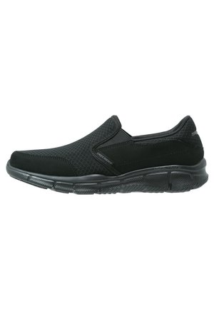 Sneaker Skechers nero slip-on con tomaia in mesh, suola ammortizzata e suola esterna traforata, progettata per il comfort casual e una facile calzata.