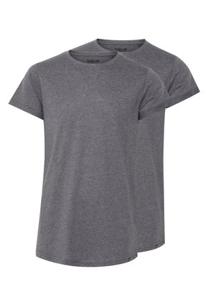 Kaks halli lühikeste varrukatega t-särki, mis on valmistatud puuvilla segakangast, ümmarguse kaelusega ja sirge lõikega hemiga, nähtava brändi etiketiga sees.