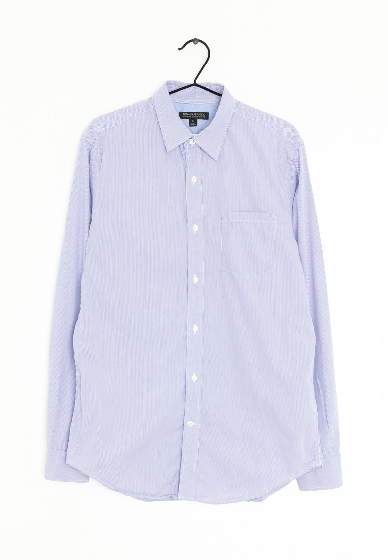 Chemise à manches longues lavande clair avec des rayures blanches, col boutonné, poche poitrine unique et ourlet arrondi. Le tissu semble lisse.