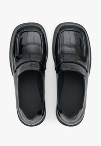 Zwarte gepatenteerde lederen loafers met een gladde afwerking en een afgeronde vierkante neus. Beschikt over een brede band over de wreef en een platte zool.