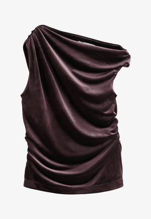 Haut en velours violet foncé avec une épaule dénudée, présentant un tissu drapé et des détails froncés, créant texture et mouvement fluide.