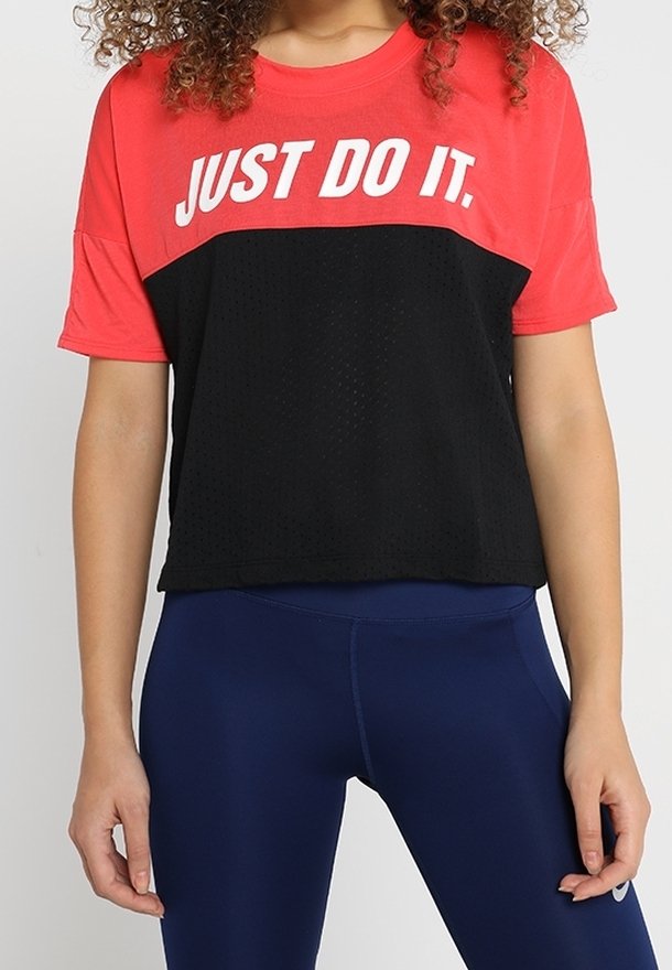 Červený a černý sportovní top s krátkým rukávem s grafikou "JUST DO IT" v tučném bílém písmu; lehký, prodyšný materiál, volný střih.