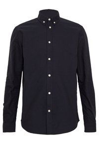 Camisa de botones de tela negra sólida, con cuello clásico, mangas largas y botones blancos a lo largo del frente y los puños.