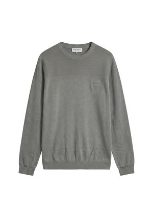 Jersey gris de manga larga con cuello redondo, textura acanalada en los hombros y las mangas, y un pequeño logo en parche en la parte superior izquierda del pecho.
