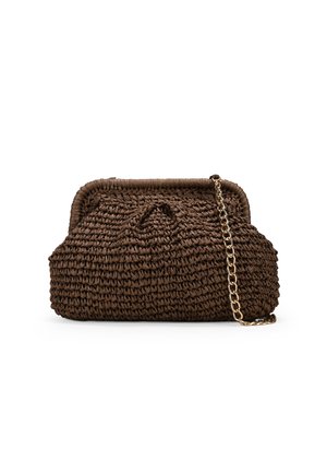 Bolso de mano tejido en marrón con forma redondeada, una correa de cadena y detalles de superficie texturizada. Cuenta con un cierre de broche en la parte superior.