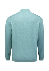 Pull en tricot bleu clair avec un col polo, des manches longues et un ourlet côtelé. Le tissu a une finition douce et texturée.