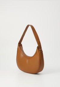 Sac à épaule en cuir brun avec une forme incurvée, une texture lisse et une seule bandoulière réglable. Il dispose d'une ouverture zippée et de détails à clous.