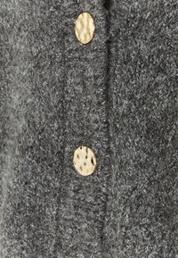 Szary, dzianinowy kardigan o teksturowanym wykończeniu, z dwoma okrągłymi, młotkowymi złotymi guzikami jako akcentami.