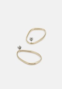 Pendientes de aro de metal dorado con una forma irregular, con un respaldo de stud en tono plateado para un ajuste seguro. Acabado liso y brillante.