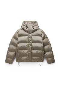 Giacca puffer in verde oliva, con cappuccio, design trapuntato, cordini elasticizzati e silhouette leggermente accorciata. Tessuto liscio e lucido.