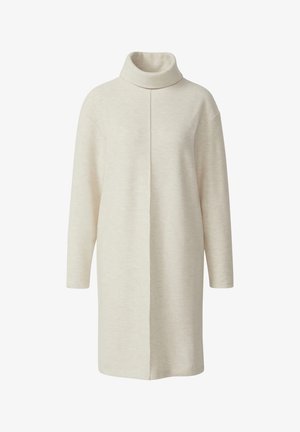 Beiges gestricktes Rollkragenkleid mit langen Ärmeln, lockerer Passform und einer vertikalen Naht an der Vorderseite. Weiche Textur, knöchellanger Schnitt.
