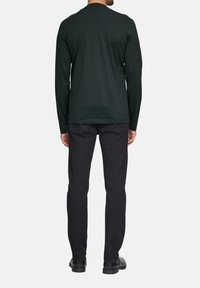 s.Oliver BLACK LABEL MIT REISSVERSCHLUSS AUS MERCERISIERTER  - Langarmshirt - tannengrün