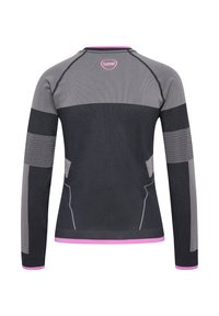 Koszulka sportowa z długim rękawem wykonana z oddychającego materiału, o mieszance odcieni szarości, różowych akcentach i teksturowanym detalu na rękawach i tułowie.