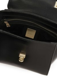 Črna usnjena torbica z zlatim okovjem, z zadrgo in notranjo oznako. Gladka tekstura in strukturirana oblika.