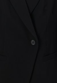 Svart blazer med notched lapel, en svart knapplåsning och två framfickor. Laget av glatt stoff med en skreddersydd passform.
