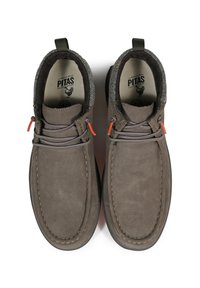 Scarpe in suede grigio con punte arrotondate, lacci elastici e dettagli arancioni. Rivestimento interno morbido e dettagli di cucitura visibili.